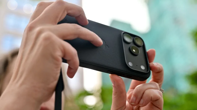 iPhone 18 Pro 的后置相机模组特写,红外摄像头移到了屏幕左上角下方。