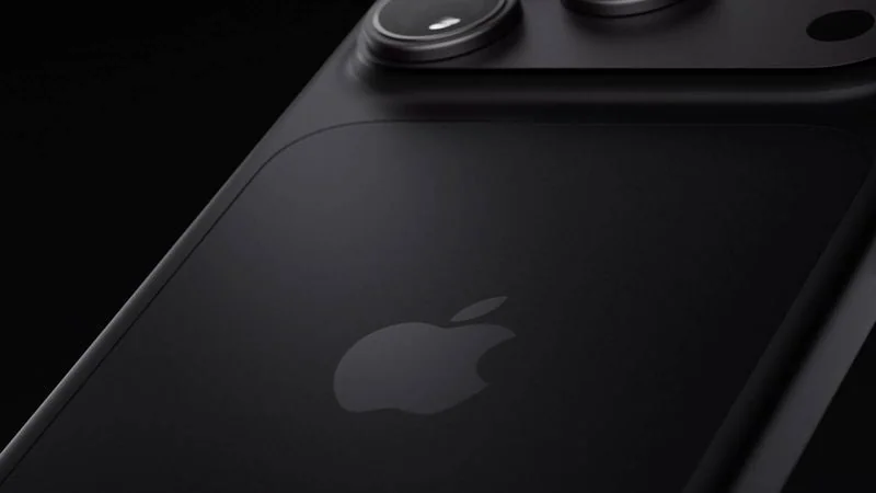 深黑色 iPhone 18 Pro