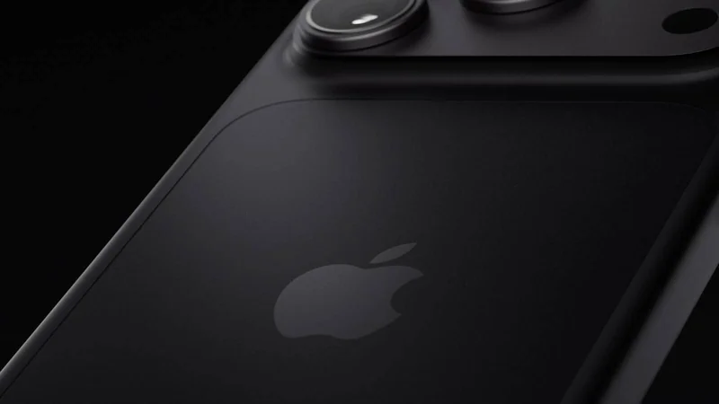 深黑色 iPhone 18 Pro 背面局部特写