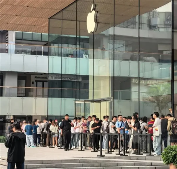 iPhone 18 Pro 系列首发日苹果门店外景