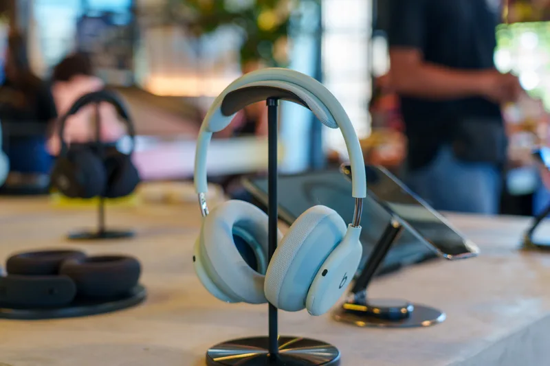 浅蓝色 Beats 360，头梁与耳罩之间是金属连接件