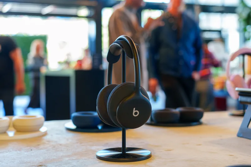 深色款 Beats 360 的侧面视角
