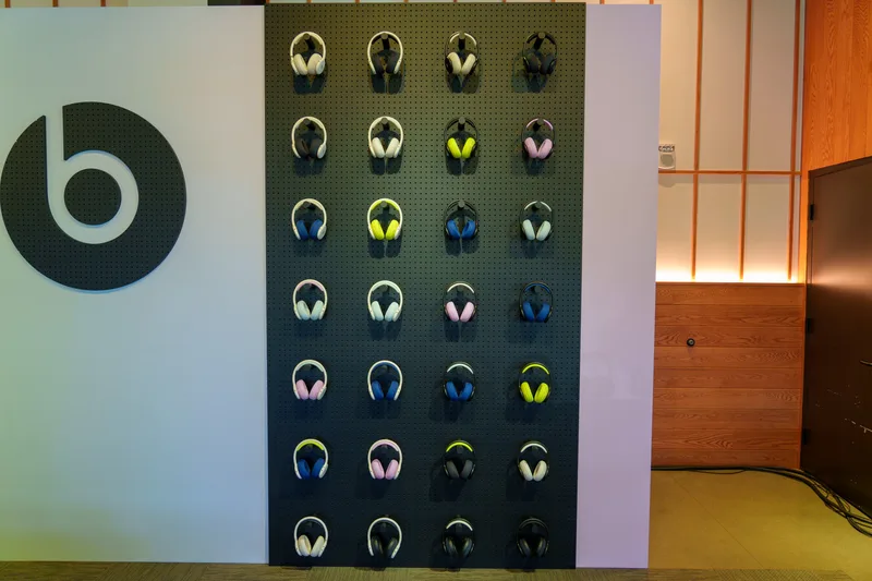 Beats 展示墙上的多款配色