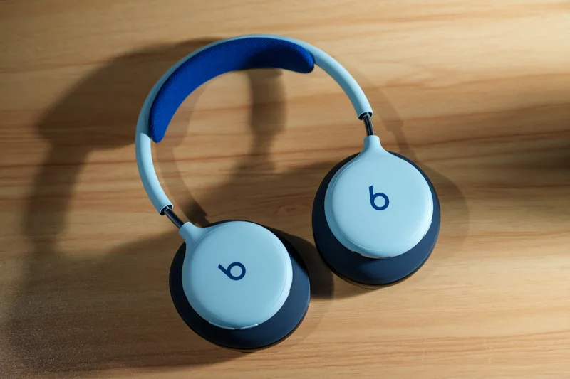 Beats 360 的耳罩与头梁结构，耳垫可拆卸更换
