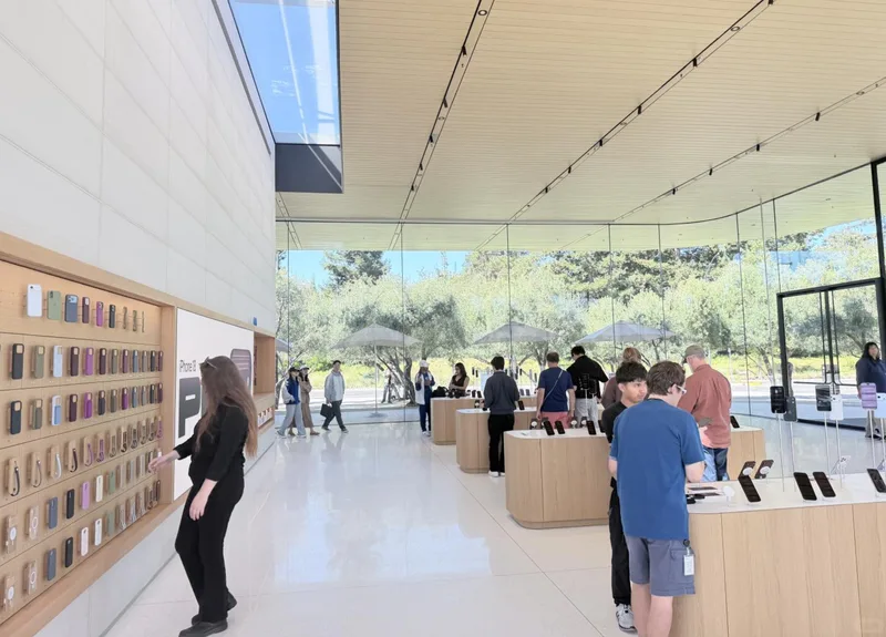 改造后的 Apple Park 访客中心店内,原本的 AR 沙盘展区已不复存在