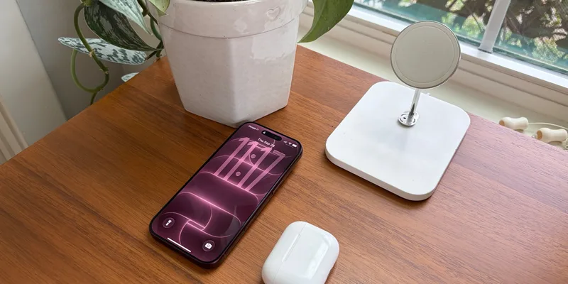 iPhone 18 Pro 与磁吸充电支架