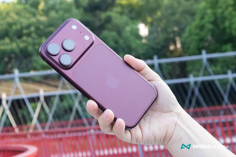 手持暗红色 iPhone 18 Pro Max 户外实拍
