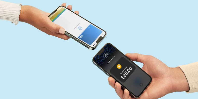 两部 iPhone 演示 Tap to Pay 支付场景
