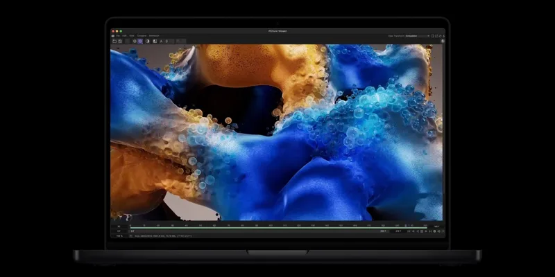 黑色 MacBook 运行视频合成软件的画面