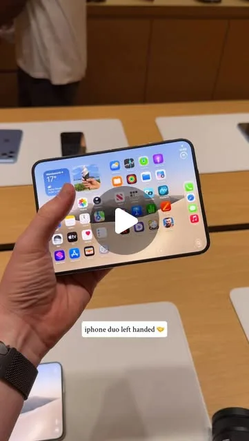 博主左手单手实测 iPhone Duo 外屏,拇指伸向右侧 Dock