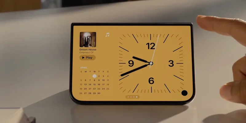 iPhone Duo 半折叠站立在桌面,屏幕显示待机时钟与日历