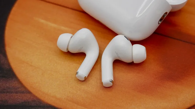 AirPods Pro 3 入耳式耳机与充电盒特写