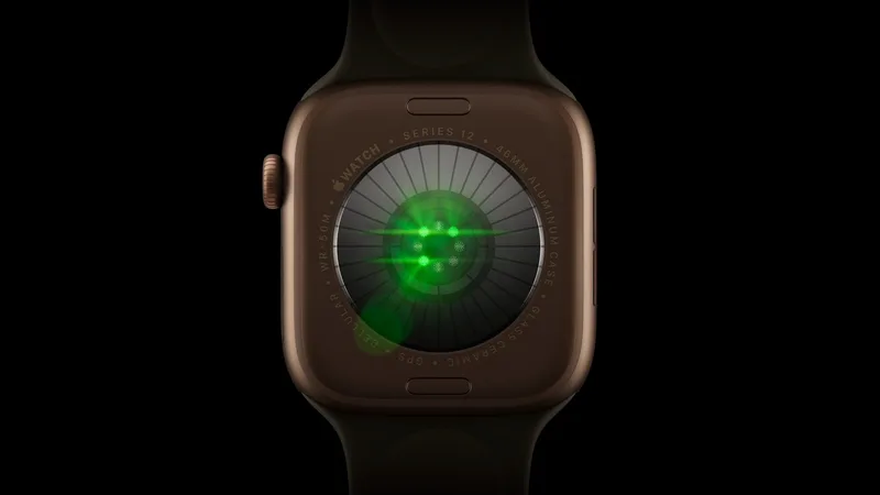 Apple Watch Series 12 背面的健康传感器模组,绿色光束正在工作