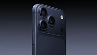 深蓝色 iPhone 17 Pro 后盖与三摄 + LiDAR 镜头模组特写,是 iPhone 18 Pro 相机新功能的硬件背景图