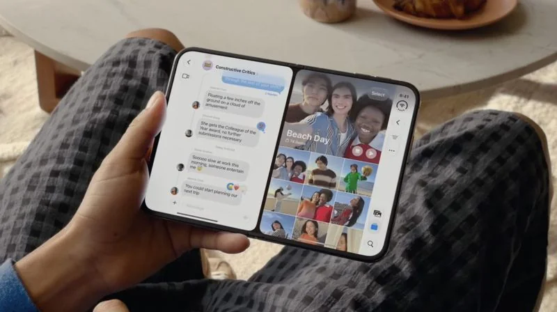 iPhone Duo 上两个 App 以 50/50 比例并排显示的分屏界面