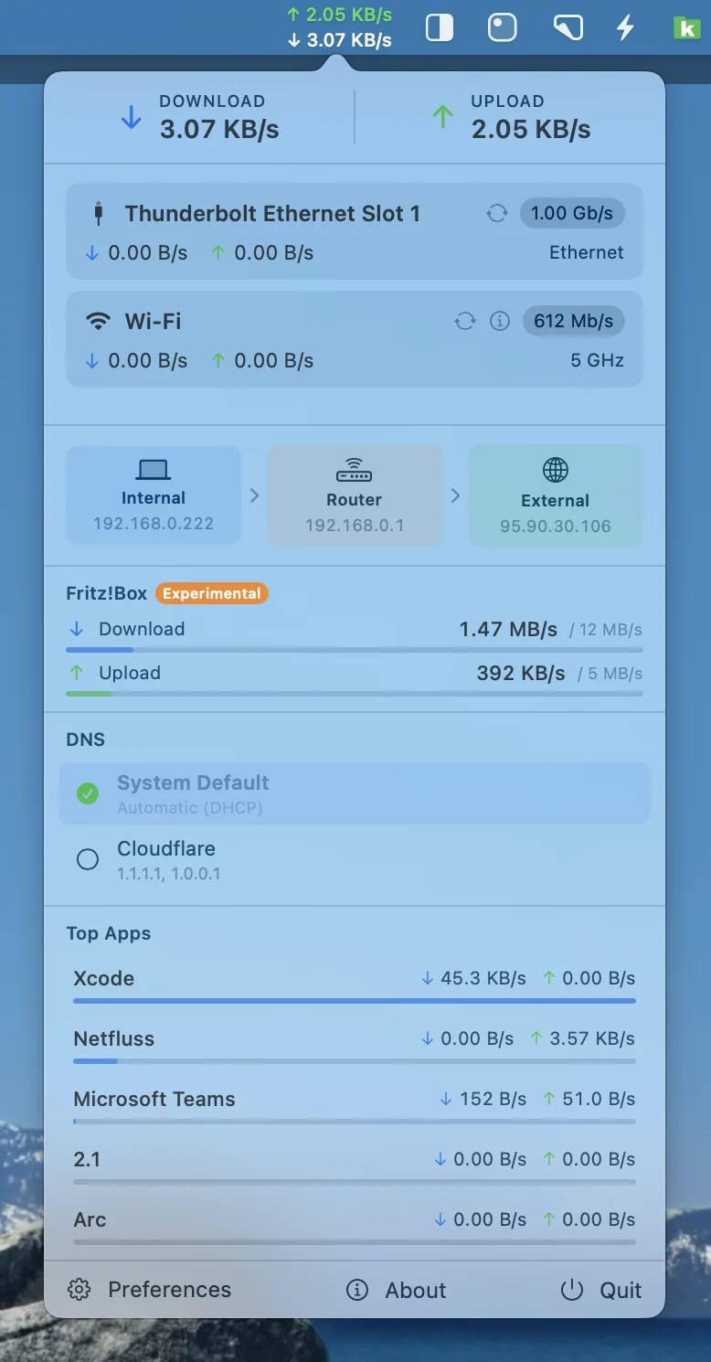 NetFluss 菜单栏实时上行下行速率与弹出面板,含网卡卡片、IP 地址、DNS 切换器和 Top Apps