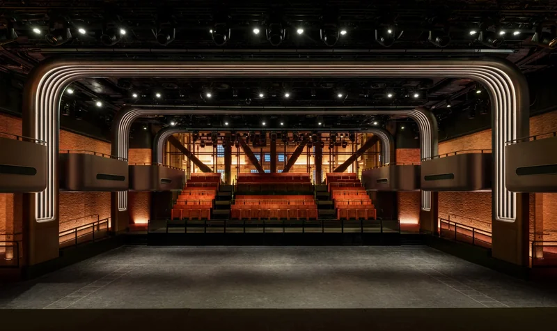 Apple Music Hall 的演出空间，可以看到舞台和两侧陈设。