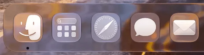 另一组桌面背景下的 Dock,最透明档