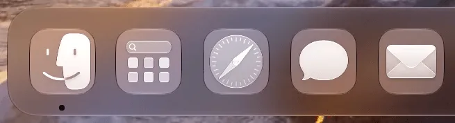 另一组桌面背景下的 Dock,中间档