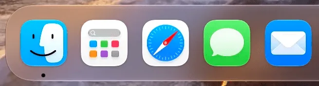 另一组桌面背景下的 Dock,完全着色档