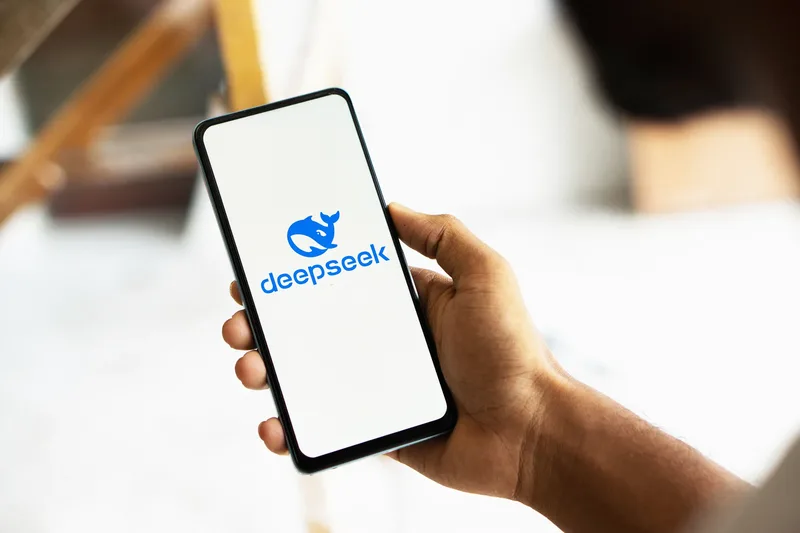 手机屏幕上的 DeepSeek 标识。图片来源:NewMobileLife 流動日報