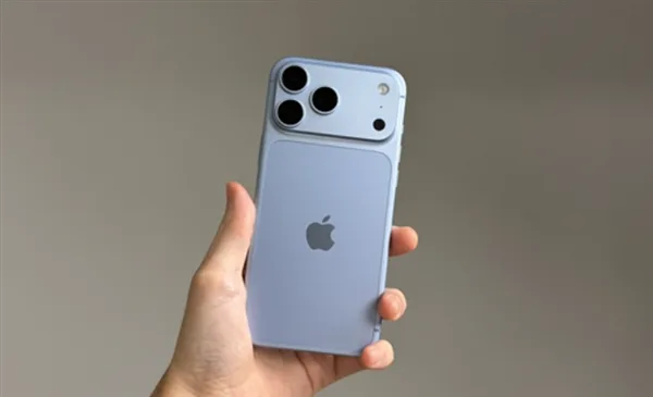 手持 iPhone 18 Pro Max。图片来源:快科技