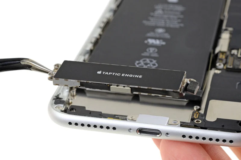 iPhone 拆解中取出的触感引擎(Taptic Engine)模块