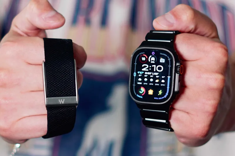 WHOOP 无屏健身手环与 Apple Watch Ultra 并排握在两只手中
