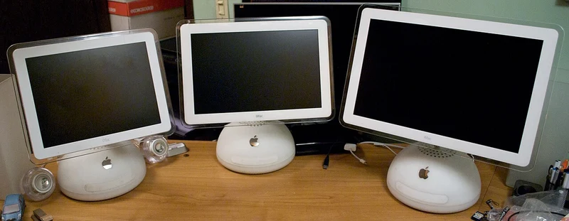 经典款苹果 iMac G4 电脑展示其标志性半球底座与旋转悬臂
