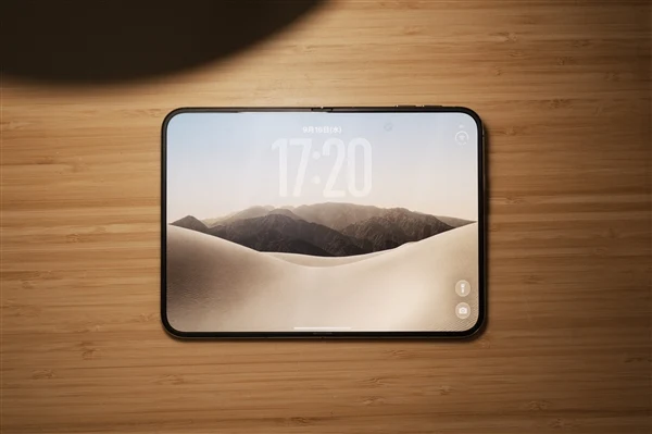 iPhone Duo 展开平放在木质桌面上的真机展示