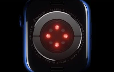 Apple Watch Series 6 背面中央四颗红色光学传感器阵列,背面刻有 Watch Series 6 44mm Aluminum Dynamic Case 文字