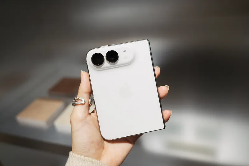 iPhone Duo 反向掰后外屏闪屏