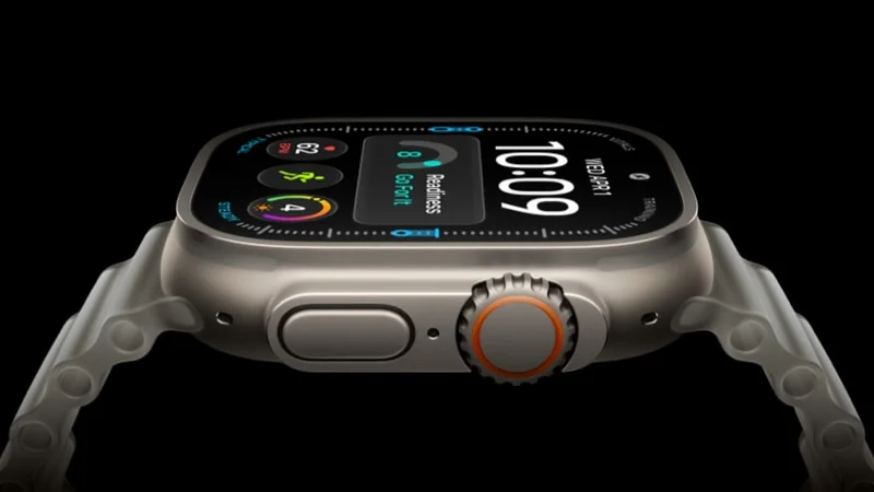 Apple Watch Ultra 4 钛金属表壳产品图，显示运动表盘界面