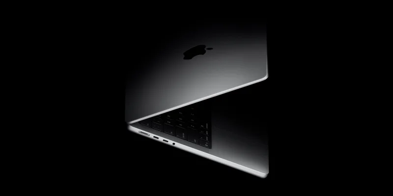 深色背景中的 MacBook Pro 侧面特写