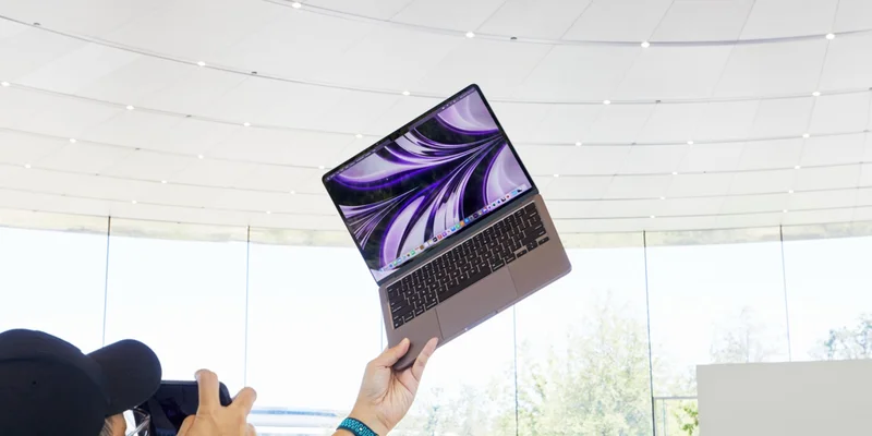 Apple Store 内被举起展示的紫色 MacBook Air