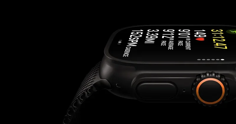 Apple Watch Ultra 4 侧面特写,橙色表冠清晰可见