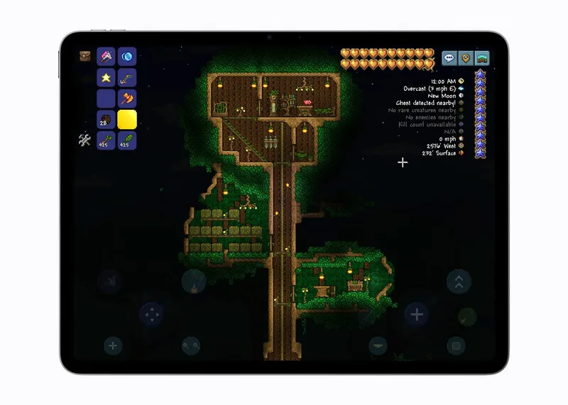 iPad 上运行的 Terraria+ 游戏画面,夜晚的丛林树屋与绿植灯光