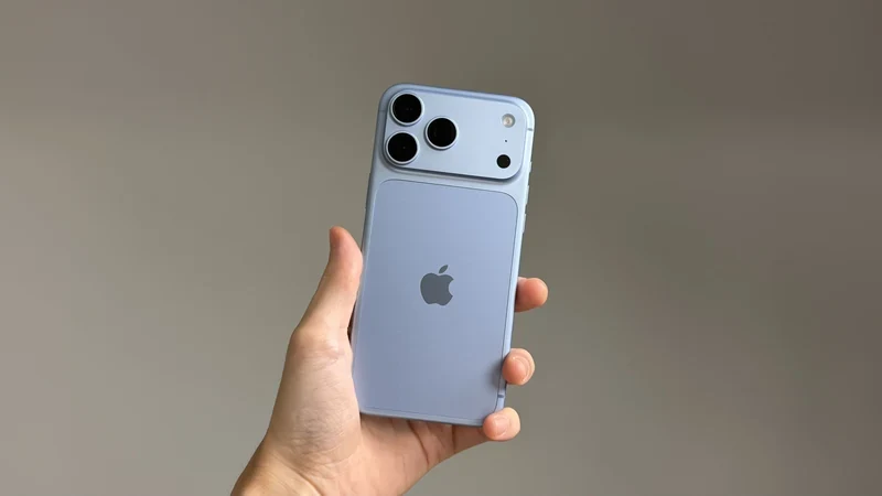 单手握持一台蓝紫色 iPhone 18 Pro 真机,背面展示苹果标志与相机模组