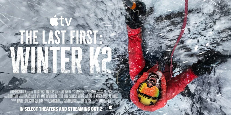 The Last First: Winter K2 官方海报，一名身穿红色登山服的攀登者悬在冰雪坡面上