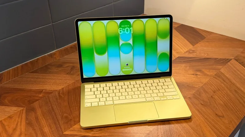 黄色款 MacBook Neo 放在木质桌面上,屏幕显示绿色系壁纸