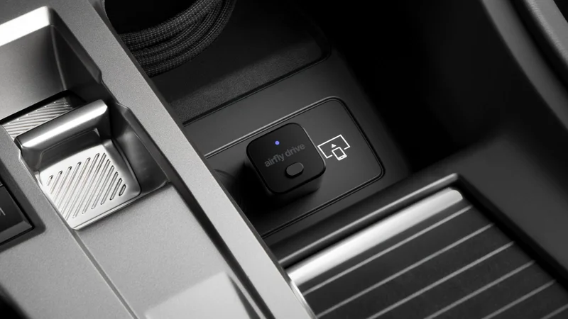 插在汽车中控台 USB 接口上的黑色 AirFly Drive 无线 CarPlay 适配器
