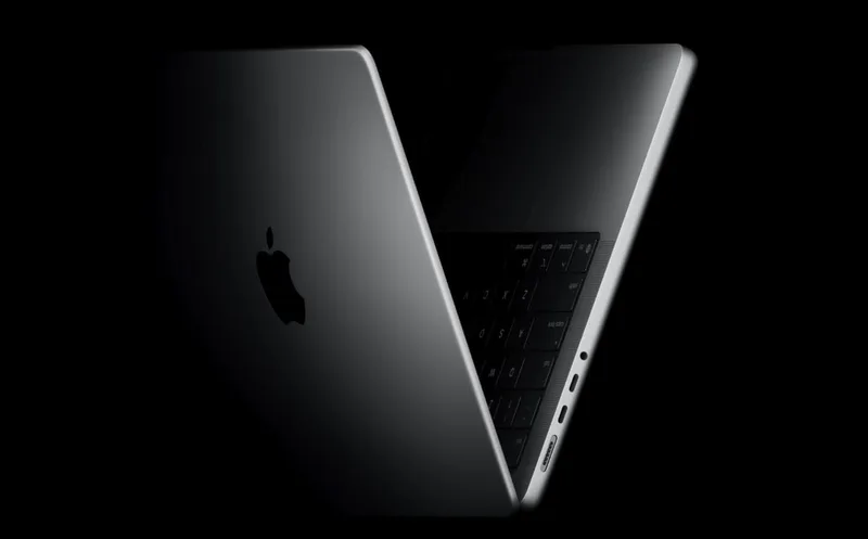 MacBook Pro 暗调侧翻细节图,展示机身轻薄线条