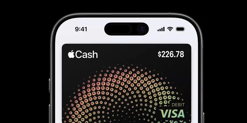 用户手持 iPhone 查看 Apple Cash