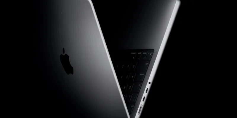 深空黑色 MacBook Pro 局部特写