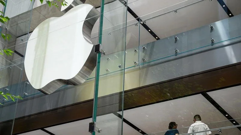 Apple Store 玻璃幕墙与透光的苹果标志