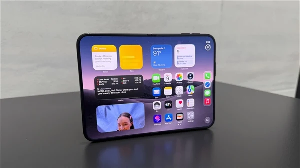 展开状态的 iPhone Duo 真机（源文配图）