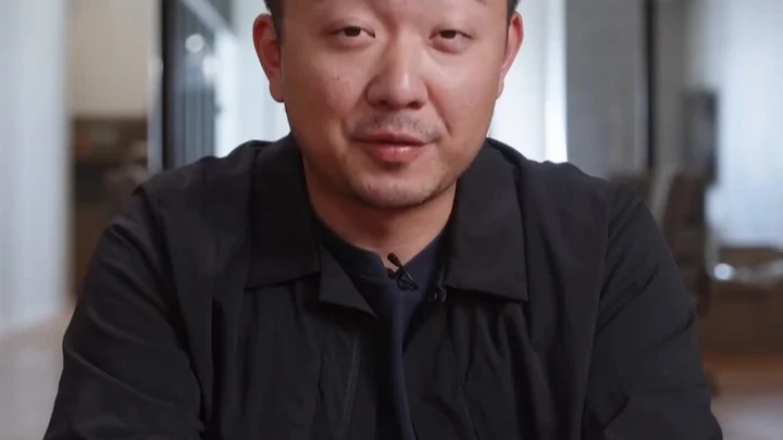 Nothing CEO 裴宇（Carl Pei）在评价 iPhone Duo 的视频中发言的画面