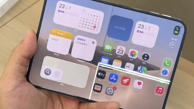 一只手托着展开的 iPhone Duo,内屏右半侧出现两条横贯的亮线,屏幕上显示日历、天气小组件与 App 图标