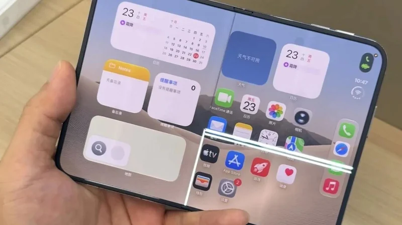一台展开状态的 iPhone Duo 被手托着,内屏下半区沿中线出现横贯的白色亮线,右侧半屏显示异常