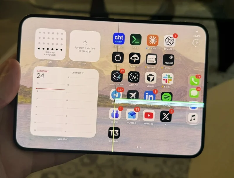 一台展开的 iPhone Duo 竖持在浅色背景前,内屏中部有一条竖直细亮线,右侧另有一条横向亮带